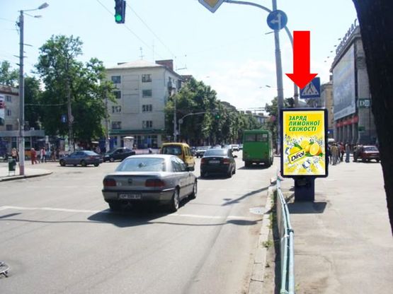 Фото рекламной плоскости по адресу Киевская ул., 39 / Небесной сотни ул. (бывш. ул. Московская), возле ЦУМа, магазина "Плато", на светофоре