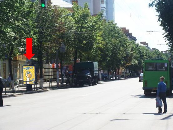 Фото рекламної площини за адресою Киевская ул., 62 / ул. Хлебная, возле магазина "Житомирские ласощи", на светофоре