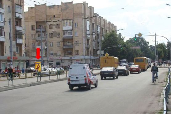 Фото рекламної площини за адресою Киевская ул., 98 / ул. Восточная, напротив ТЦ "Ярмарок", супермаркета "Эльдорадо", на светофоре