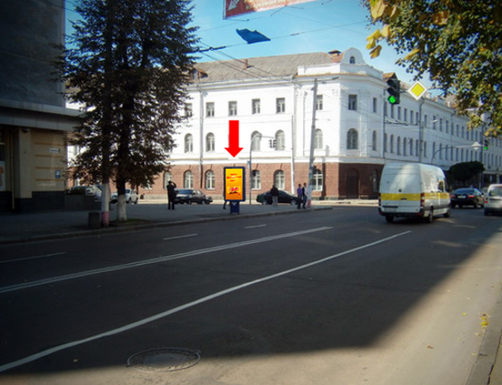 Фото рекламной плоскости по адресу Бердичевская ул., 4 / ул. Театральная, напротив магазина "Брэйн", Автодорожного колледжа, на светофоре