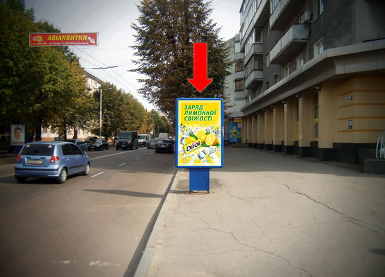 Фото рекламної площини за адресою Бердичевская ул., 4 / ул. Театральная, напротив магазина "Брэйн", Автодорожного колледжа, на светофоре