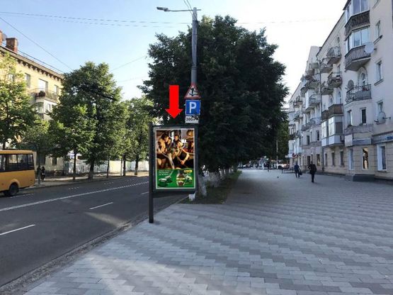 Фото рекламної площини за адресою Киевская ул., 9, напротив салона "Империя кухонь"