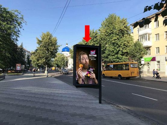 Фото рекламної площини за адресою Киевская ул., 9, напротив салона "Империя кухонь"