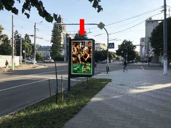 Фото рекламної площини за адресою Киевская ул., 9 / ул. Театральная, возле ПУМБа, на светофоре