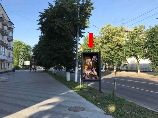 Фото рекламної площини за адресою Киевская ул., 9 / ул. Театральная, возле ПУМБа, на светофоре