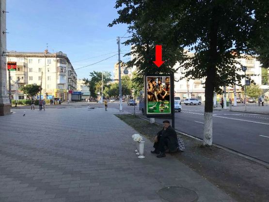 Фото рекламної площини за адресою Киевская ул., 37 / Небесной сотни ул. (бывш. ул. Московская), возле ЦУМа, магазина "Плато", "Ватсонс"