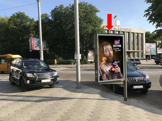 Фото рекламной плоскости по адресу Соборная пл., 5/1 / ул. Б. Бердичевская, возле Драмтеатра им. Кочерги