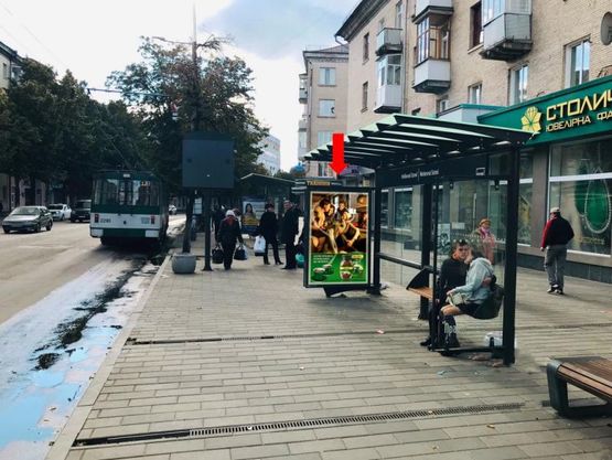 Фото рекламной плоскости по адресу Киевская ул., 37, возле ЦУМа, из центра