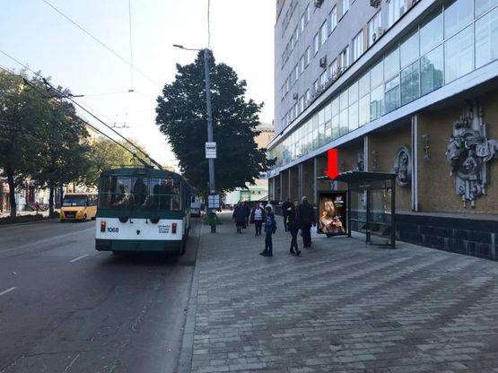 Фото рекламной плоскости по адресу Киевская ул., 22 / ул. Покровская (бывш. ул. Щорса), остановка «Укртелеком», из центра