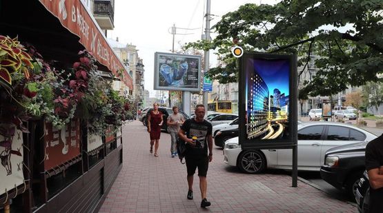 Фото рекламної площини за адресою Саксаганского ул. 7, Кафе Belle-Vue, напротив Дома кино