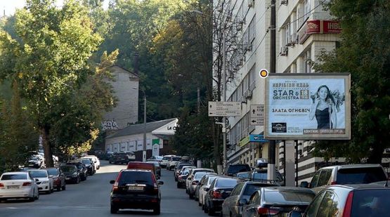 Фото рекламної площини за адресою Кудрявский спуск, 5, напротив АЗС "Авиас"