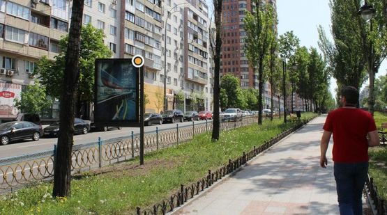 Фото рекламної площини за адресою Леси Украинки бул. разделитель