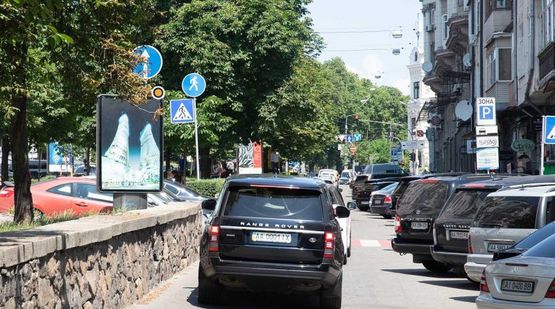 Фото рекламной плоскости по адресу Антоновича ул. разделитель