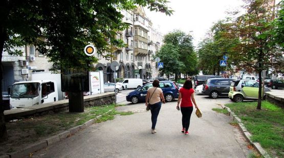 Фото рекламной плоскости по адресу Антоновича ул. разделитель