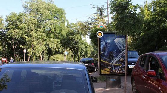 Фото рекламной плоскости по адресу Трехсвятительская ул. 9