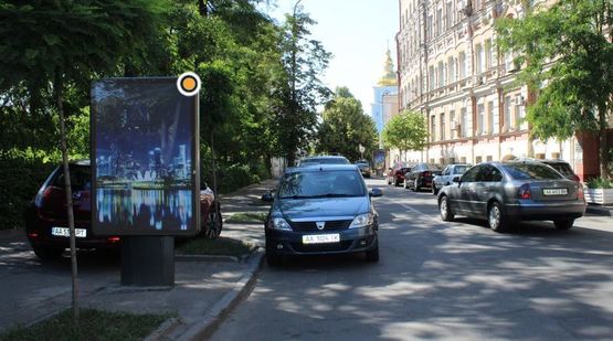 Фото рекламної площини за адресою Трехсвятительская ул. 9