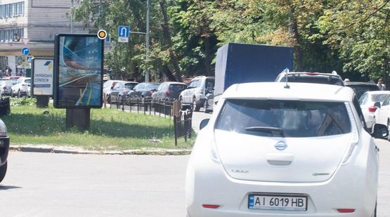 Фото рекламной плоскости по адресу Богдана Гаврилишина ул. разделитель, напротив д.№5, к пр.Победы