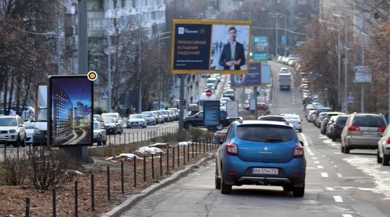 Фото рекламной плоскости по адресу Богдана Гаврилишина ул. разделитель, к Шулявской ул.