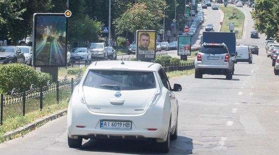 Фото рекламной плоскости по адресу Богдана Гаврилишина ул. разделитель, к Шулявской ул.