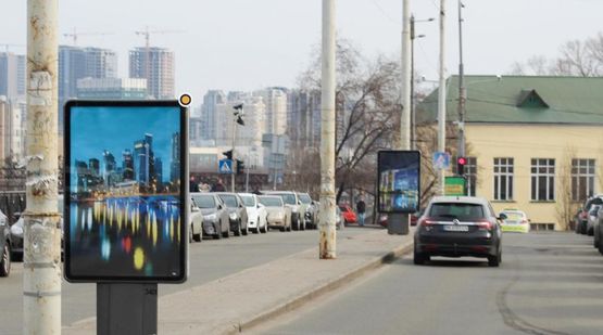 Фото рекламной плоскости по адресу Вокзальная ул., разделитель, от ЖД вокзала