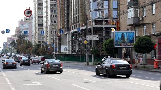 Фото рекламной плоскости по адресу Антоновича ул. 116, магазин Wine House