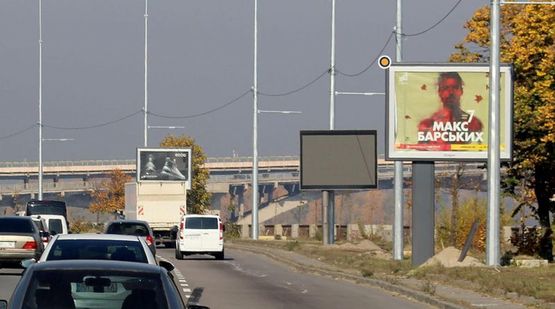 Фото рекламной плоскости по адресу Набережное шоссе, в сторону моста Метро