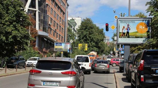 Фото рекламной плоскости по адресу Коновальца Евгения ул.7/9 напротив