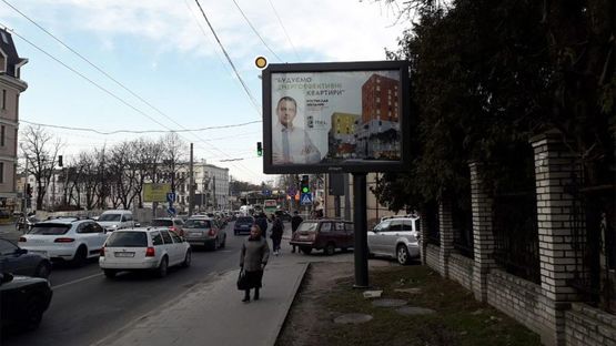 Фото рекламной плоскости по адресу Черновола В. пр., 6, из центра, ТЦ Форум