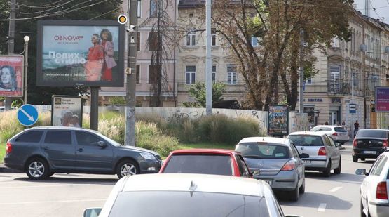 Фото рекламной плоскости по адресу Кулиша ул. / Черновола В. пр., к центру, ТЦ Форум