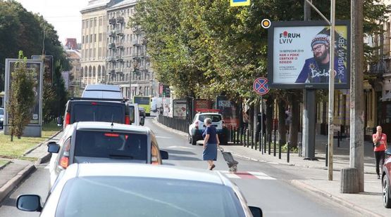 Фото рекламной плоскости по адресу Черновола В. Пр. / Медовая ул., в центр, к ТЦ Магнус и Национальному оперному театру