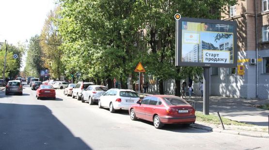 Фото рекламной плоскости по адресу Героев УПА ул.76, пересечение Смаль-Стоцкого ул., на светофоре