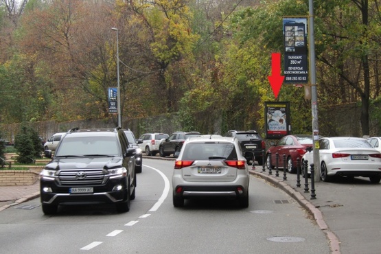 Фото рекламной плоскости по адресу Кловский спуск, 14, (Правекс Банк, Укртрансгаз, "Bereznitsky Gallery", UniCredit банк, мото "Biker Store"), в направ. Московской ул.