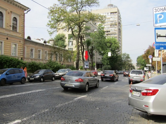 Фото рекламної площини за адресою Хмельницкого Б. ул. 37 (City Hotel, Приват Банк) в направлении ул. О.Гончара, из центра