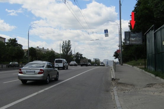 Фото рекламной плоскости по адресу Дружбы Народов бул., 13, (Медичний Центр "Столиця", УкрСибБанк, Новая почта №45), в направ. Московской пл.