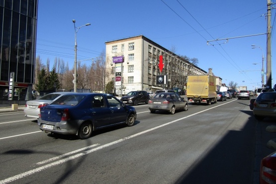 Фото рекламной плоскости по адресу Вадима Гетьмана, ул,4 , ТЦ Космополит, в сторону центра