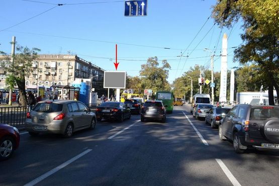 Фото рекламной плоскости по адресу 042A5,просп. Пушкіна, 21 - просп. О. Поля (Кірова), біля світлофора на зупинці, біля світлофору