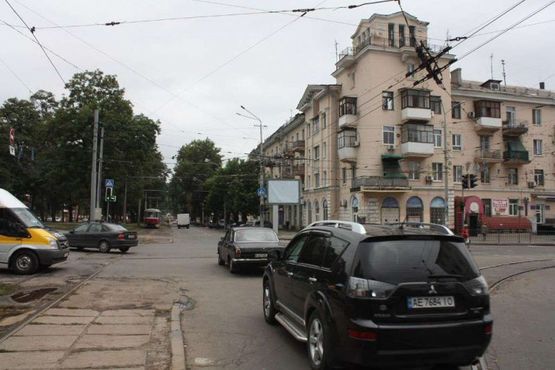 Фото рекламной плоскости по адресу t013A1,просп. Пушкіна - вул. Шмідта, 6, рух у бік Автовокзалу, біля світлофору