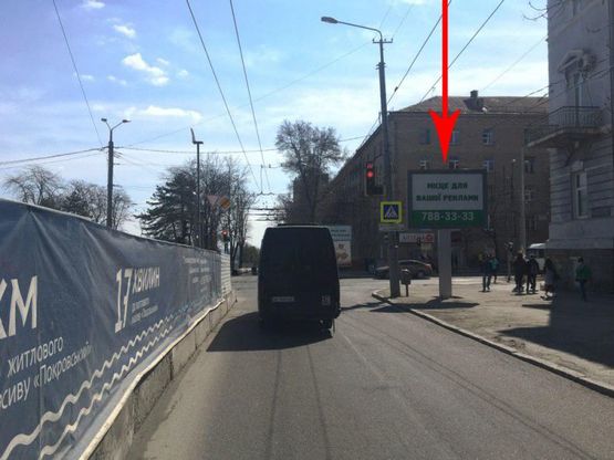 Фото рекламной плоскости по адресу t049A3,просп. Дмитра Яворницького - просп. Гагаріна, рух у бік набережної перед пехрестям на світлофорі