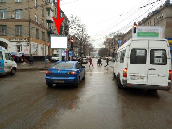 Фото рекламной плоскости по адресу t050A1,пл. Старомостова - вул. Привокзальна, навпроти Макдональдз, біля світлофора