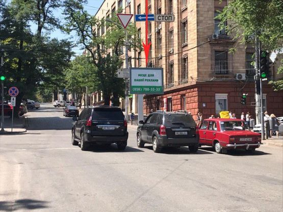 Фото рекламної площини за адресою t117A1,просп. Дмитра Яворницького - вул. Михайла Грушевського, на світлофорі, рух з центру вгору в напрямку просп. Б.Хмельницького