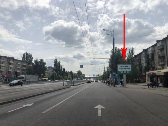 Фото рекламной плоскости по адресу t120A5,просп. Слобожанський в районі буд. №13, біля маг. "EVA", на зупинці, на світлофорі