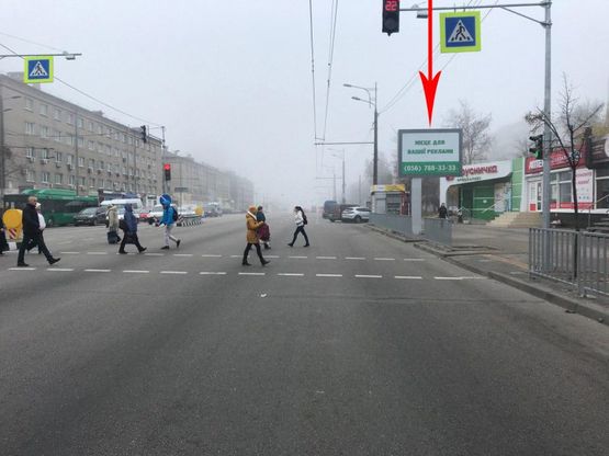 Фото рекламної площини за адресою t130A1,просп. Слобожанський в районі буд. №73, супермаркет Брусничка, на світлофорі