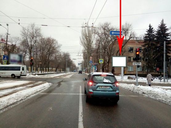 Фото рекламної площини за адресою t151A4,просп. Дмитра Яворницького - просп. Гагаріна, рух у бік Лікарні ім.Мечникова, біля світлофора