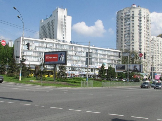 Фото рекламной плоскости по адресу Голосіївська площа на розподілювачі (між  Голосіївський проспект та вул. Васильківська)