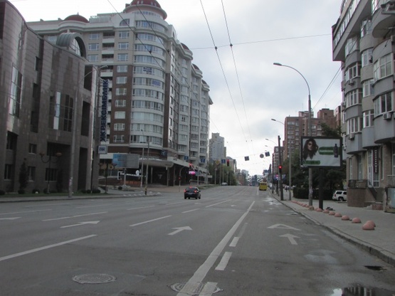 Фото рекламной плоскости по адресу Антоновича (Горького), 140,  за 40 метрів до перехрестя з вул. Тверська (світлофор)