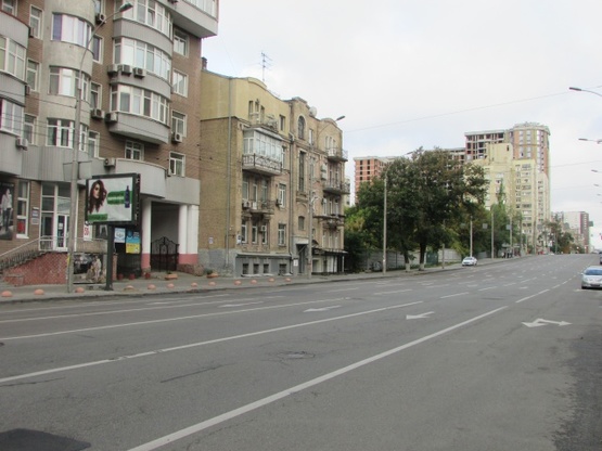 Фото рекламної площини за адресою Антоновича (Горького), 140,  за 40 метрів до перехрестя з вул. Тверська (світлофор)