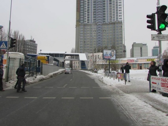 Фото рекламной плоскости по адресу Жилянська, 148 (станція швидкісного трамвая "Площа Перемоги")