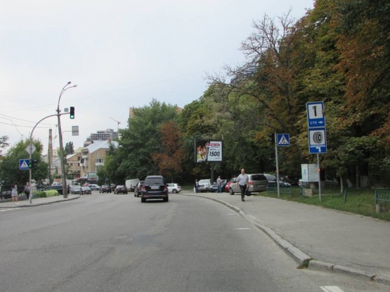 Фото рекламної площини за адресою Коновальця Євгена (Щорса), 27 на світлофорі навпроти супермаркету "Сільпо"