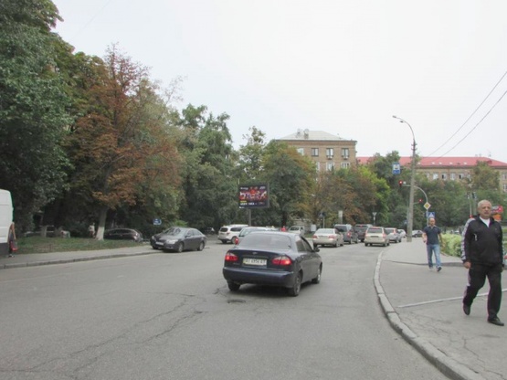 Фото рекламної площини за адресою Коновальця Євгена (Щорса), 27 на світлофорі навпроти супермаркету "Сільпо"