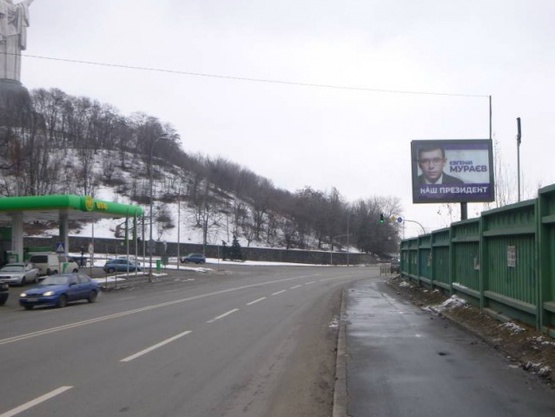 Фото рекламной плоскости по адресу Старонаводницька / Лаврська , навпроти АЗС "ВОГ" (світлофор)